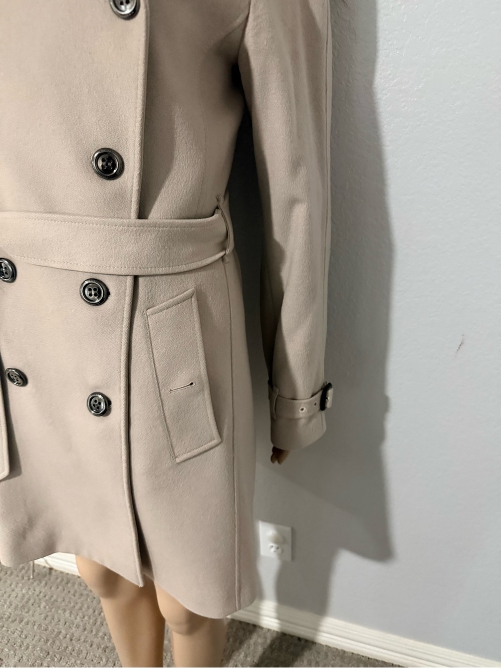 Burberry Beige Short Kensington Double-Breasted Trench Coat - Picture 6 of 13